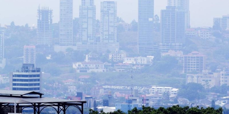 Capa de humo continuará afectando a los capitalinos por más de 10 días, pese a primeras lluvias