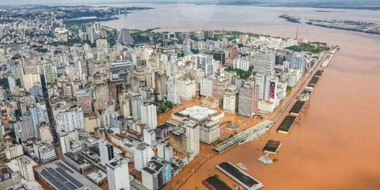 Vuelven las lluvias y prolongan el desastre por inundaciones en Brasil