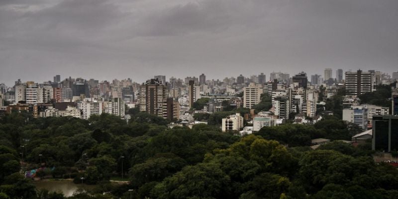 Vuelven las lluvias y prolongan el desastre por inundaciones en Brasil