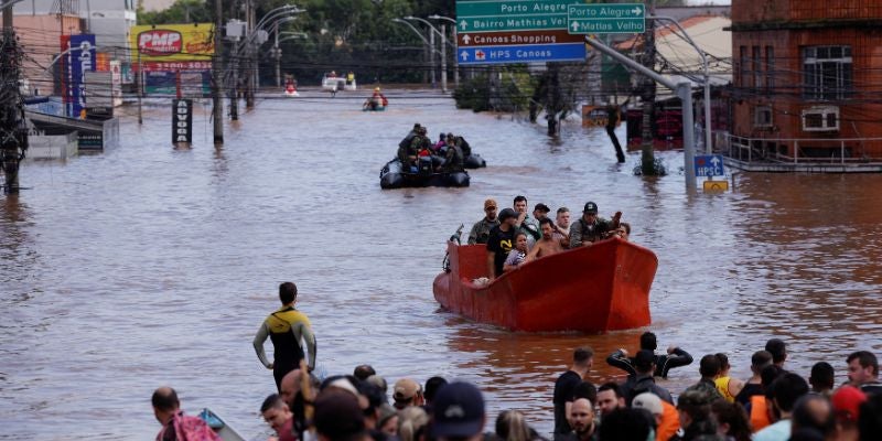 Vuelven las lluvias y prolongan el desastre por inundaciones en Brasil