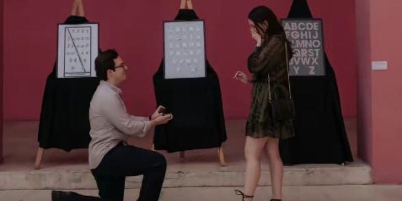 Joven le propone matrimonio a su novia en un museo
