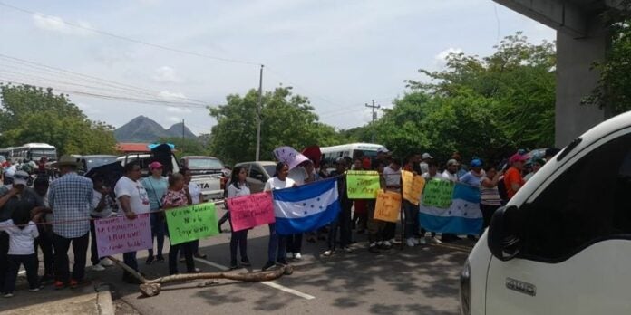 Reprimen a maestros, padres y alumnos del centro educativo John F. Kennedy en Valle