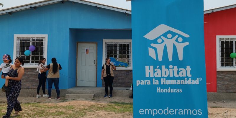 Hábitat Honduras entrega viviendas a 12 familias en La Ceiba