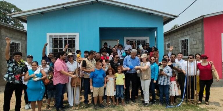 Hábitat Honduras entrega viviendas a 12 familias en La Ceiba