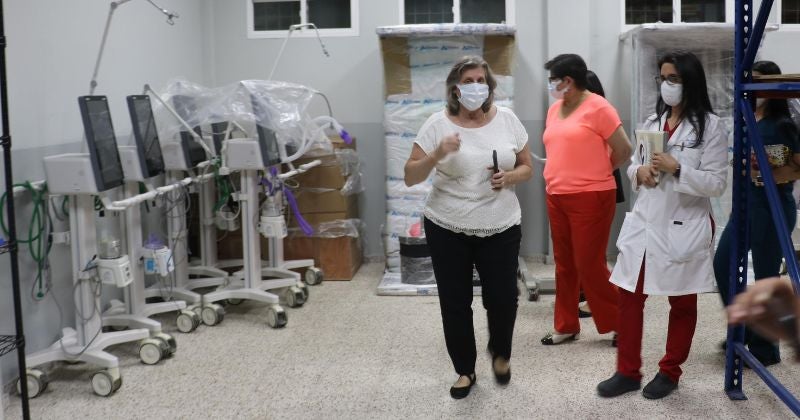 Donan contenedores de insumos médicos a centros asistenciales públicos de occidente.