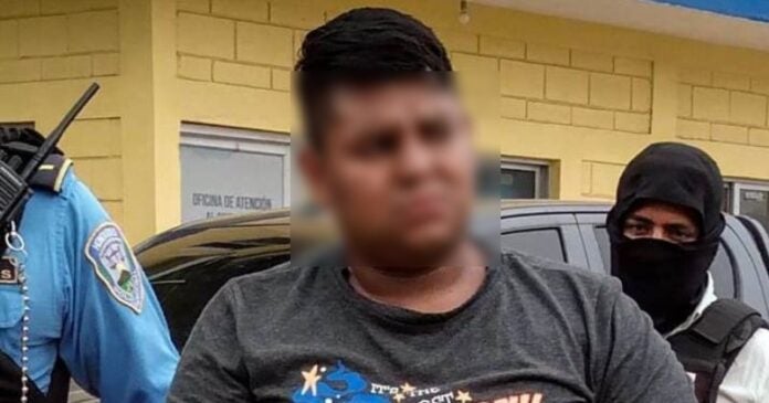 Detienen a Policía por robar vehículos