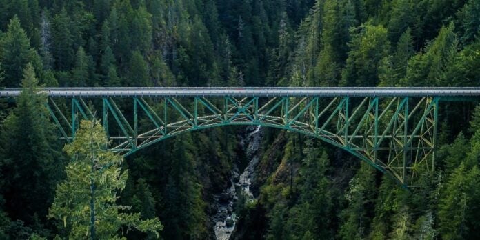 JOVEN CAE DE PUENTE