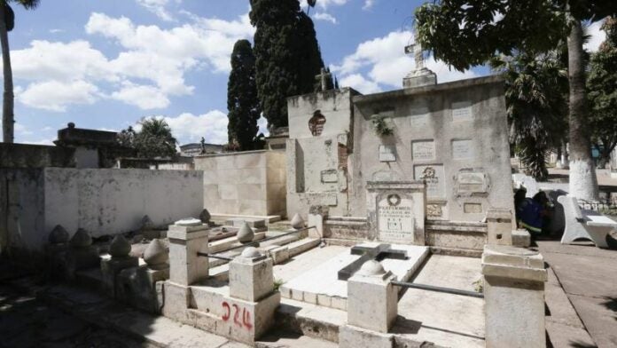 Colapsa cementerio de La Paz