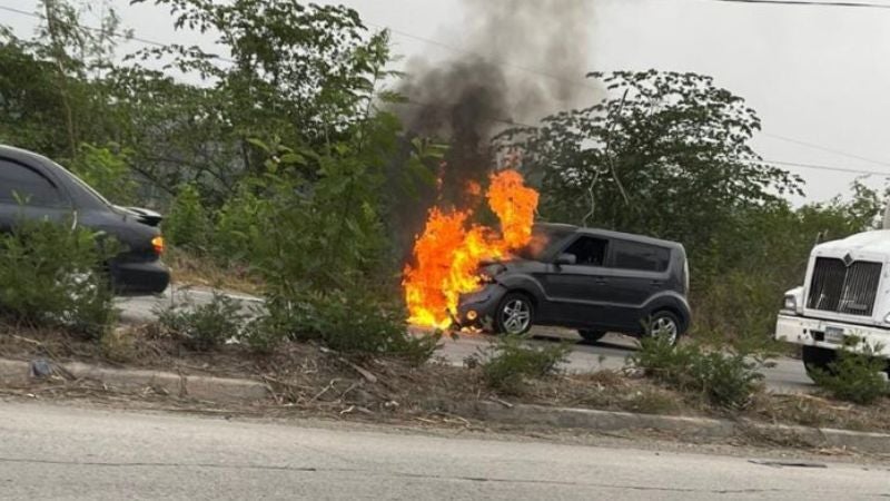 Vehículo se incendia Cortés