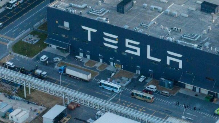 Alto directivo de Tesla abandona la empresa tras ola de despidos