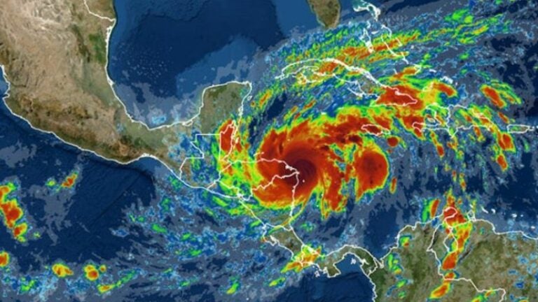 Dos huracanes podrían impactar Honduras