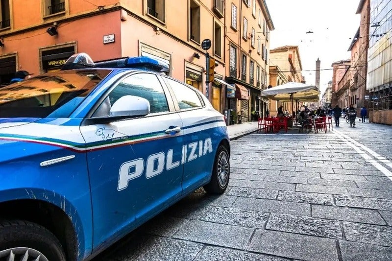 niño roba 6.000 euros Italia