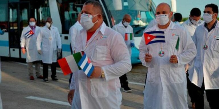 1,200 médicos cubanos contratará México tras reunión con el presidente Díaz-Canel