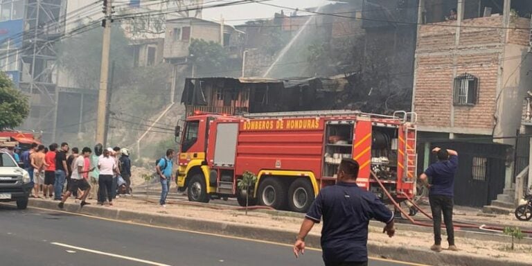 Incendio consume al menos tres viviendas de Colonia El Progreso, Tegucigalpa