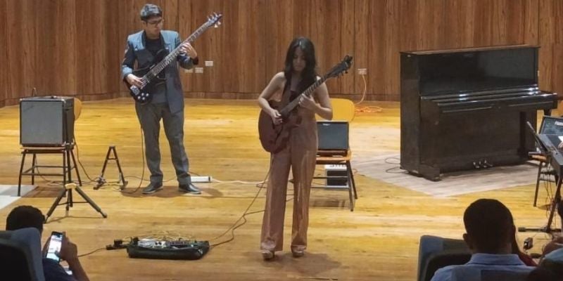 Valeria Padilla brilla como la primera mujer especialista en guitarra jazz de la UNAH