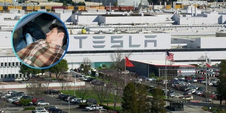 Despiden a empleado de Tesla por dormir en un auto y ducharse en la fábrica