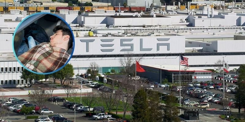Despiden a empleado de Tesla por dormir en un auto y ducharse en la fábrica