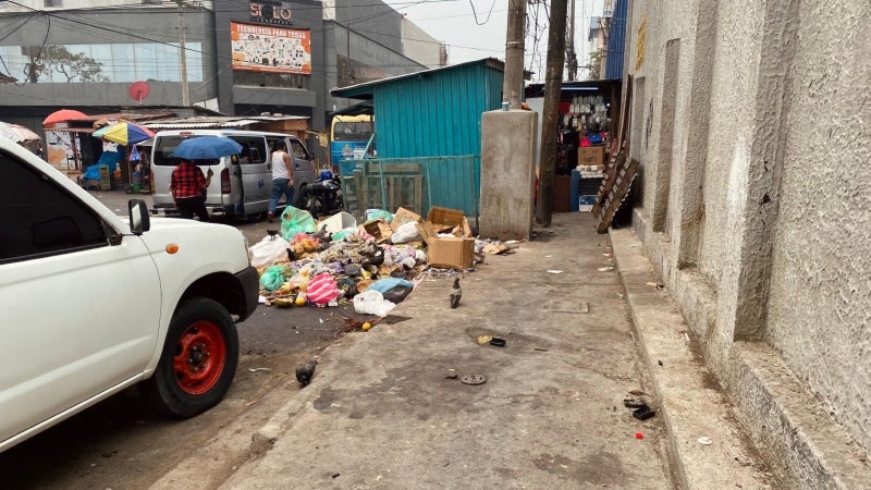 Este basurero clandestino se observa a diario frente a Maheco, barrio El Centro.