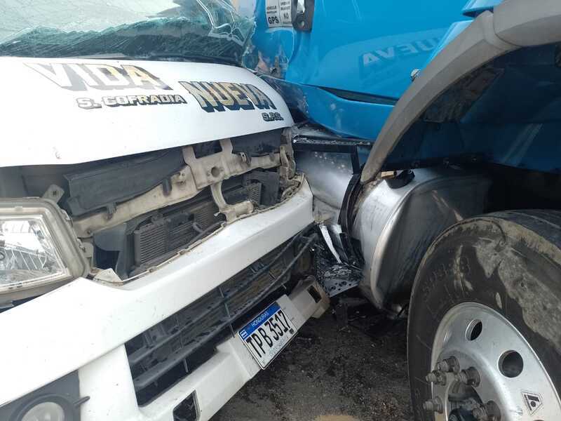 11 heridos deja accidente entre rastra y bus en SPS
