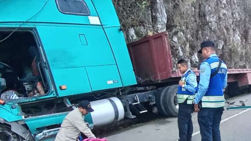 Bomberos y elementos de Tránsito en la zona.