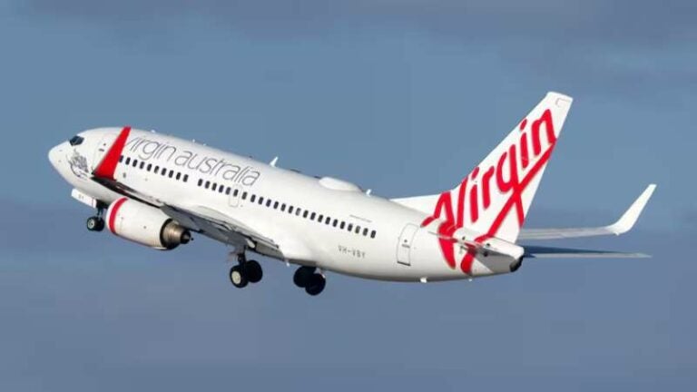 Hombre sin ropa en vuelo