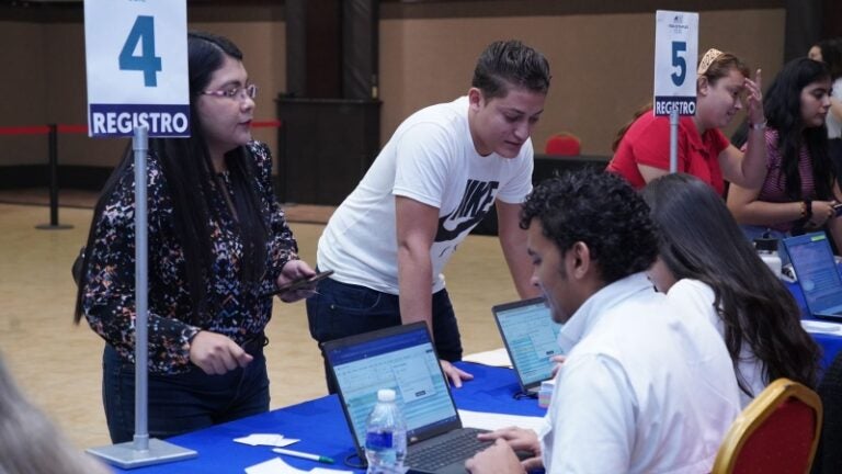 Oportunidad laboral: empresas buscan cubrir múltiples vacantes