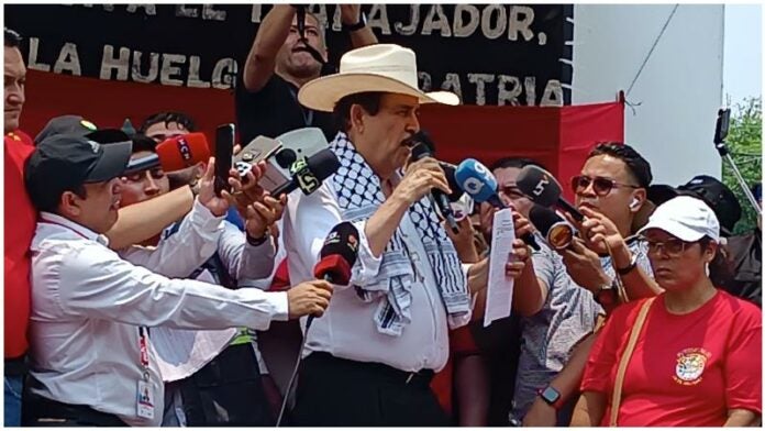 Mel Zelaya en movilización de los trabajadores