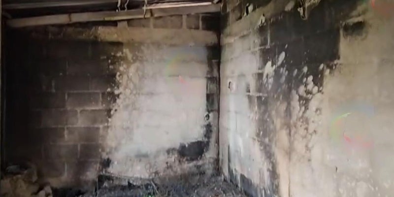 Familia acusa a vecinos de quemarles la casa