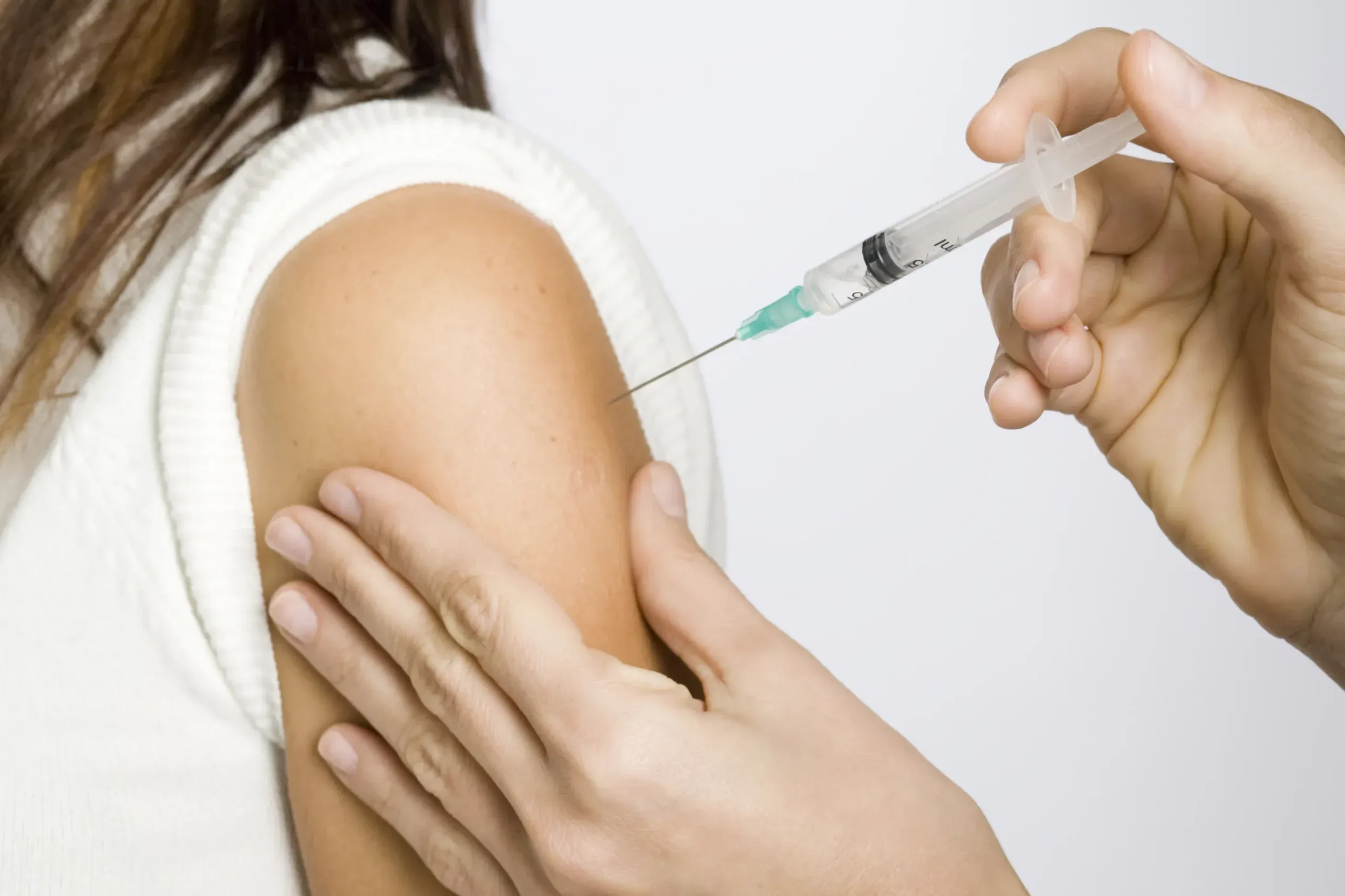 Se recomienda aplicarse la vacuna para evitar ser víctima de la influenza. Está disponible en los distintos establecimientos de salud y hospitales del Estado, completamente gratis.