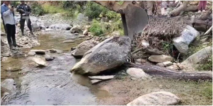 joven aplastado por rocas