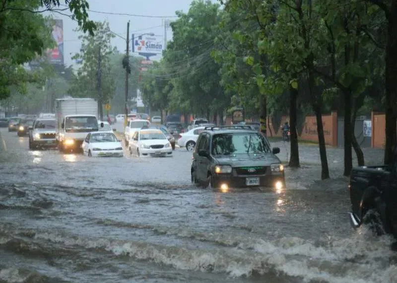 Es común observar las calles rápidamente inundadas, cada vez que medio llueve en la capital industrial.