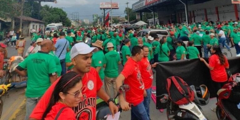 Ciudadano se desmaya por intenso calor durante marcha del Día del Trabajador en SPS