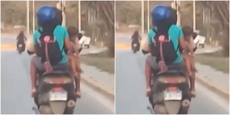 bebé "colgando" en una motocicleta