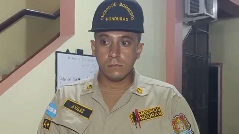 Hermano de la joven.