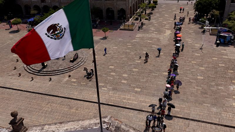 Dos muertos por incidentes armados en recintos electorales en México