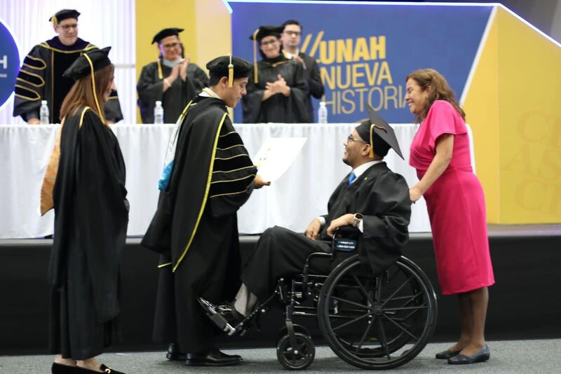 Alejandro Osorto un joven que se gradúa con discapacidad