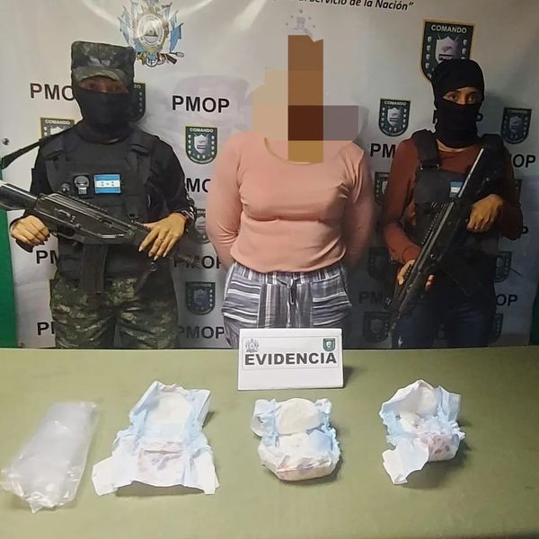 Mujer droga pañales