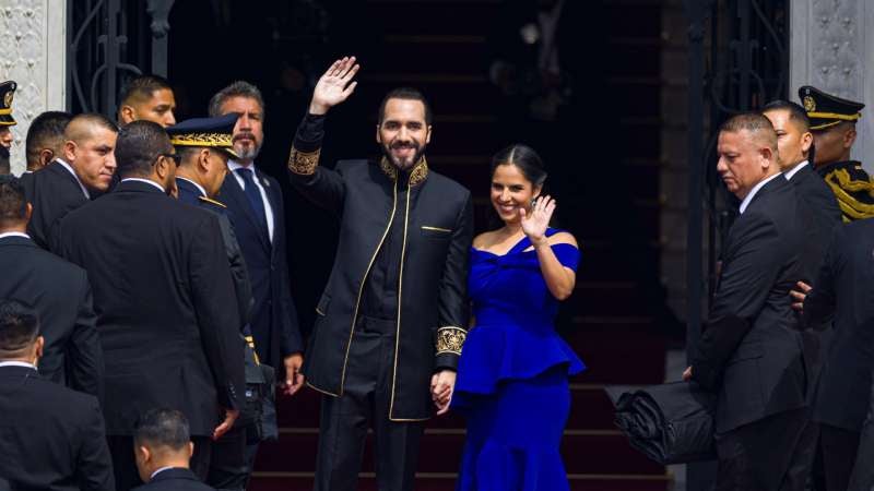 Presidente de El Salvador con su esposa.