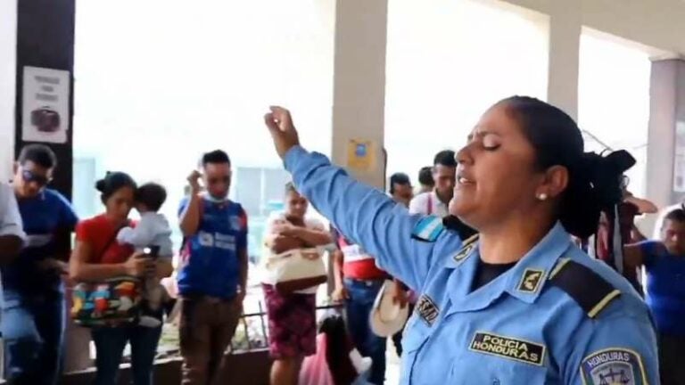 Policía hondureña ora en hospital