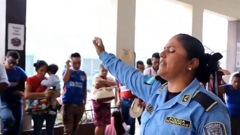 Policía hondureña ora en hospital