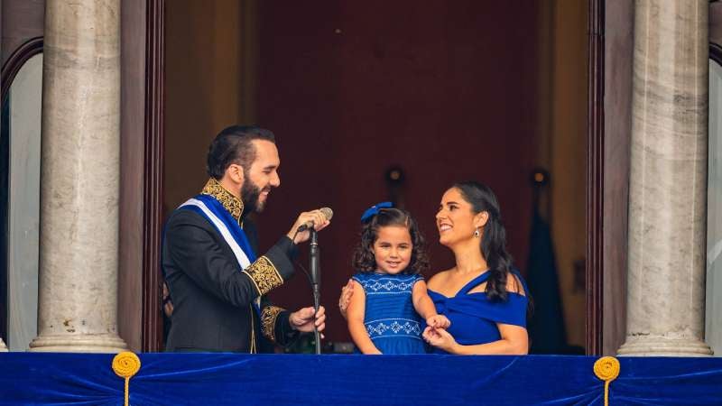 Familia de Bukele acompañándolo durante su discurso.
