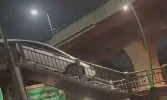 conductor automóvil un puente peatonal en México