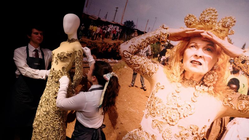 A subasta el vestuario personal de la reina del punk Vivienne Westwood con fines benéficos.