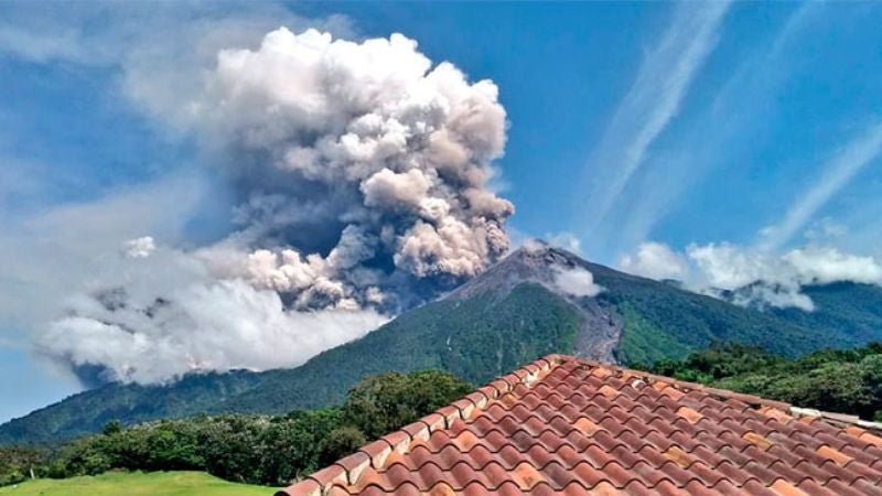 Volcán Fuego expulsa Guatemala
