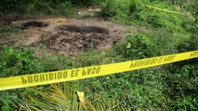 hallan 17 cadaveres en fosa clandestina