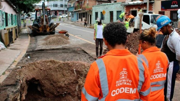 Reparan agujero en la calle 