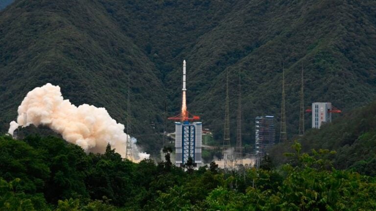 China y Francia lanzan un satélite para conocer mejor el universo