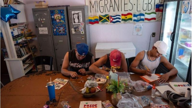 Albergues para migrantes LGBT en México alivian el peso del estigma