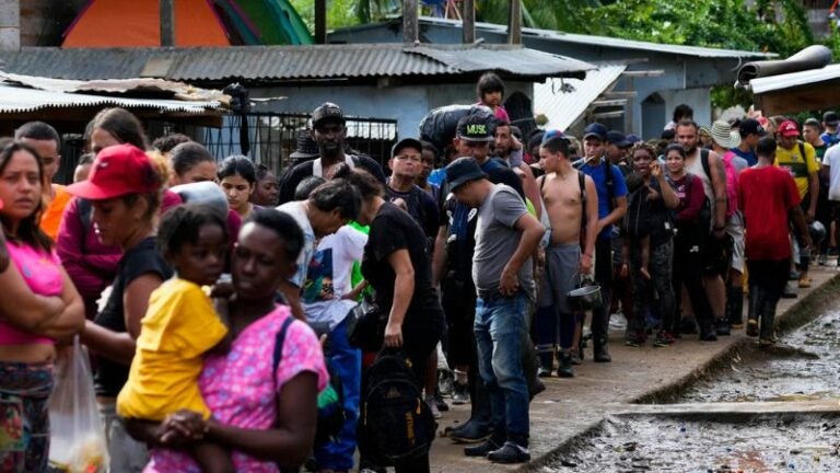 Mulino visita la selva panameña que quiere cerrar a la migración