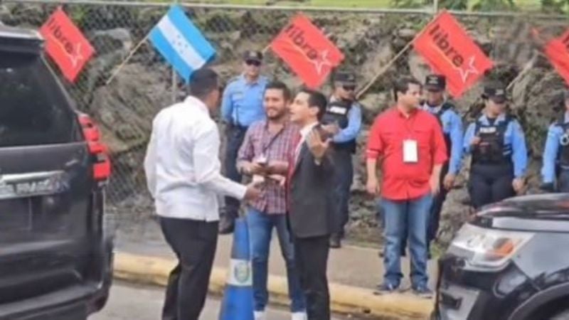 Impiden ingreso de Carlos Estrada a evento de Libre en Tegucigalpa